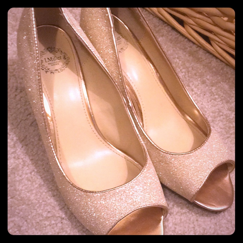 Gold shoes 👠